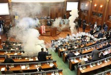 科索沃议会遭反对派投掷催泪弹
