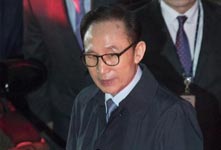 韩国法院批捕前总统李明博