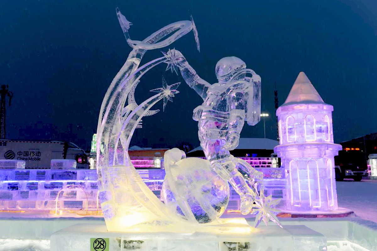 哈尔滨国际冰雕比赛完美落幕,蒙古扎布汗队凭借作品《引力》拔得头筹