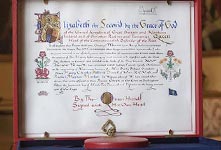 白金汉宫晒出哈里王子“结婚证”