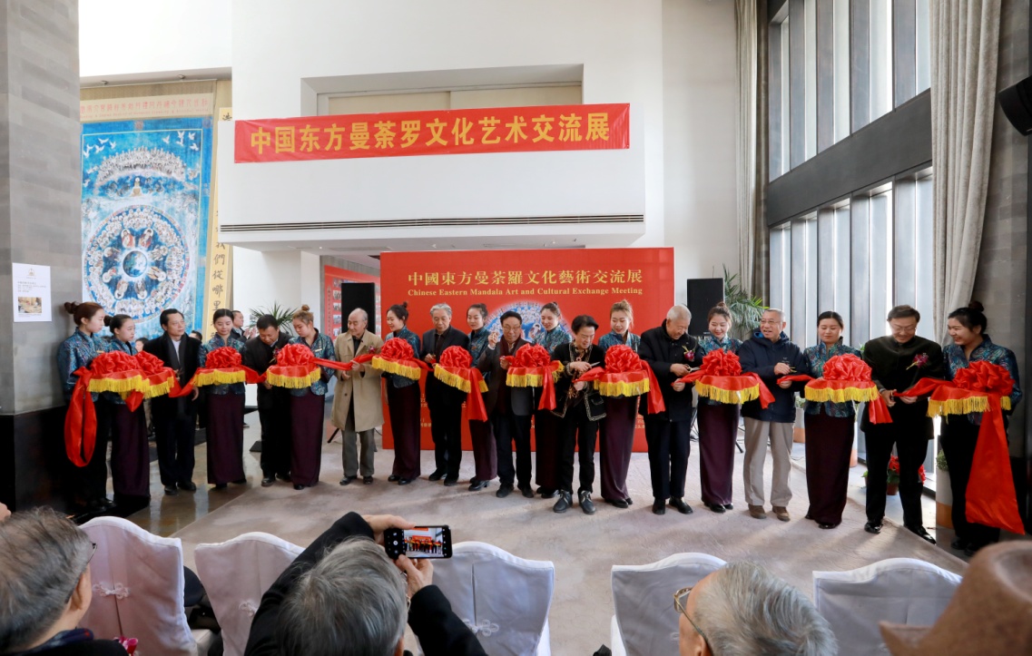 百花齐放的春天"书画作品留念,金珂玄雷上师挥毫泼墨题写"真诚",并对