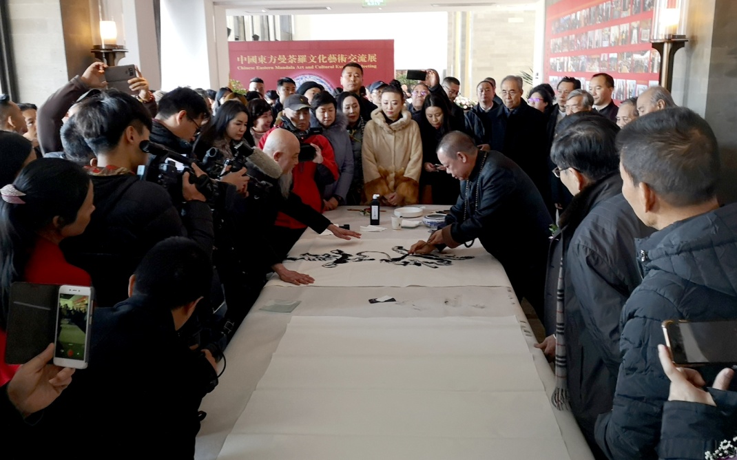 金珂玄雷上师为本次艺术展题词笔会交流现场嘉宾们纷纷挥毫与会嘉宾为