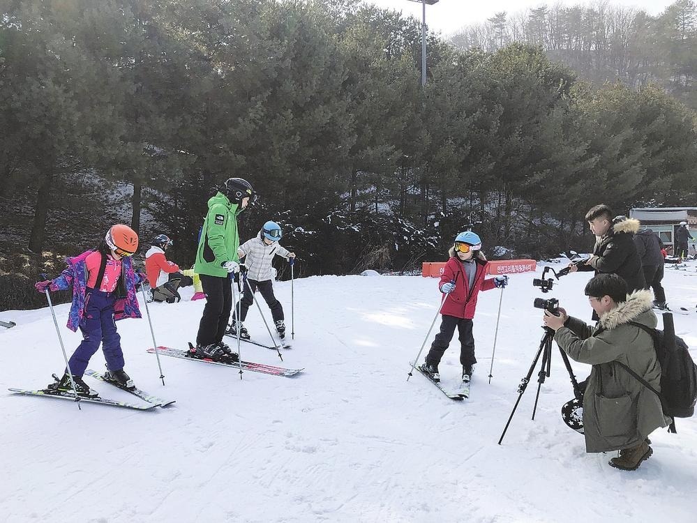 孩子们在滑雪场体验滑雪