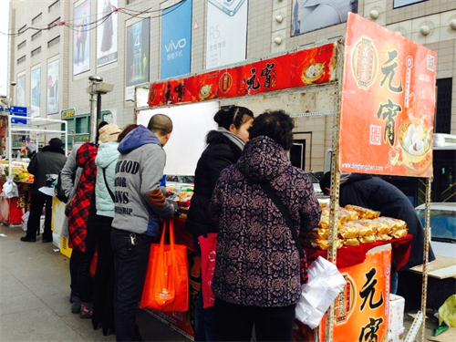 图:室外设汤圆销售摊位.