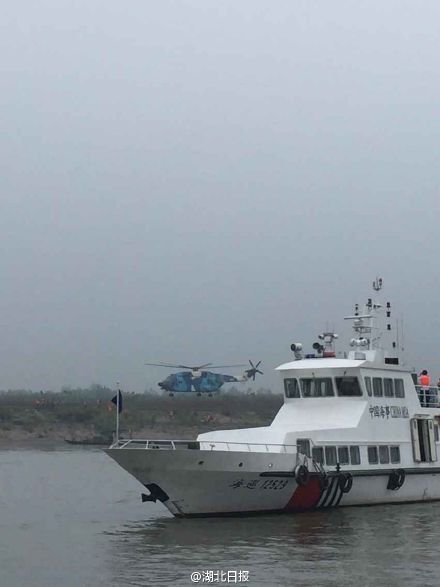 直升机赶往长江沉船现场救援(图)