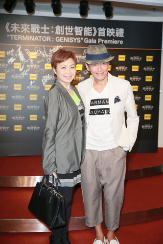 图:江华(右)与麦洁文恩爱到场