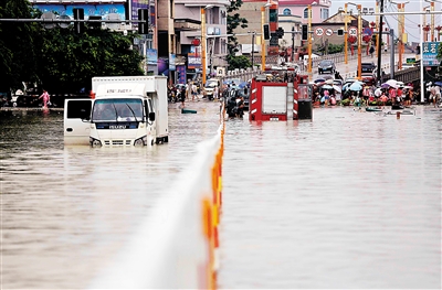 7月20日,在東方市八所鎮,持續的暴雨使得部分街道出現嚴重積水.