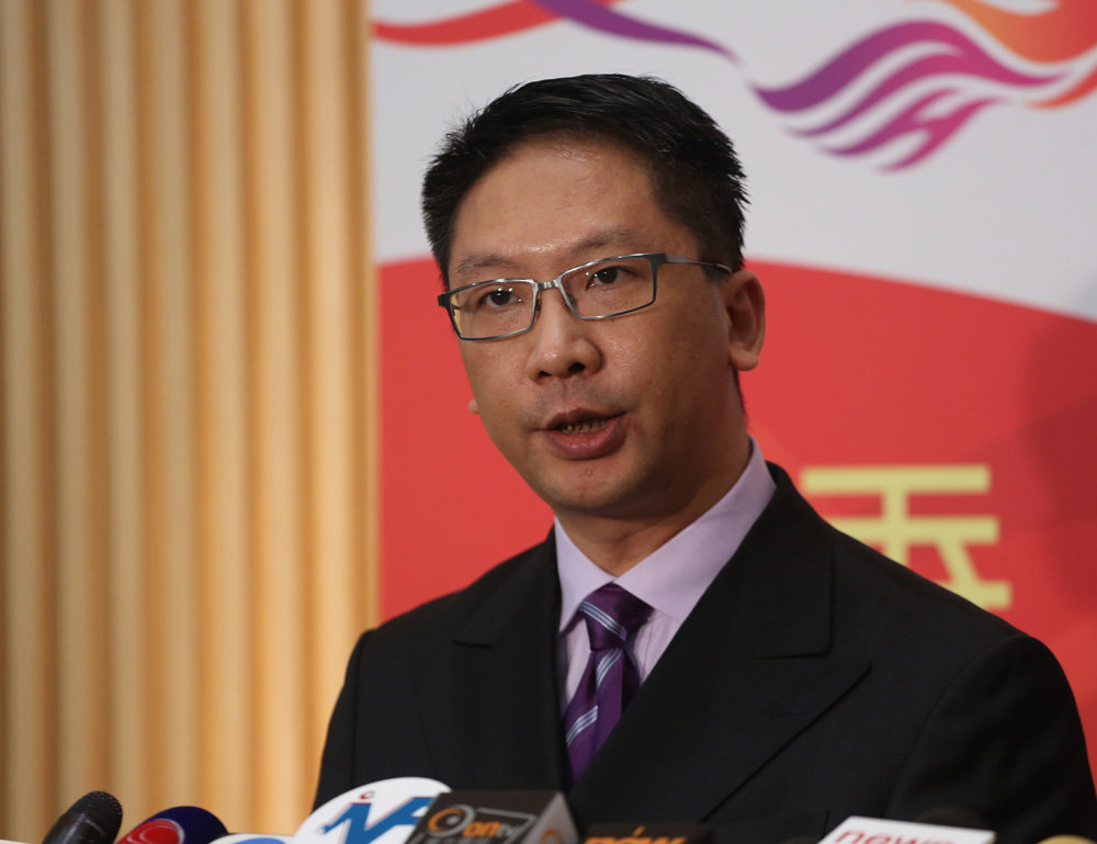 律政司司长袁国强昨日三度强调,当局非常关注事件,形容事态严重.