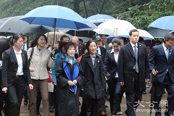 国民党雨中拜谒中山陵,我与洪秀柱一起走完392级台阶