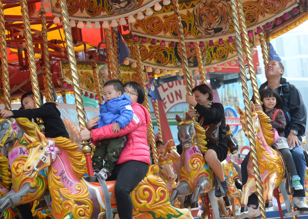 有家长陪同小朋友坐木马,十分温馨 大公报记者林良坚摄
