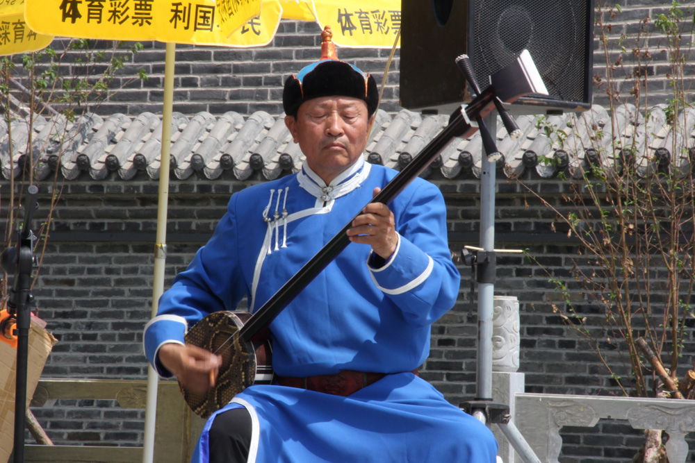 在科右中旗,乌力格尔说唱艺术传承人李然(蒙古名"格根株格"